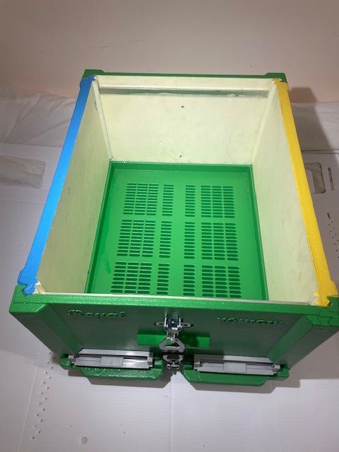 Excellent thermal insulation properties.  Durable and Light, UV resistent paint.  Weatherproof and moisture resistant.  Repels insects and rodents.  Konigin Polyurethane hive kit.  Insulated hive