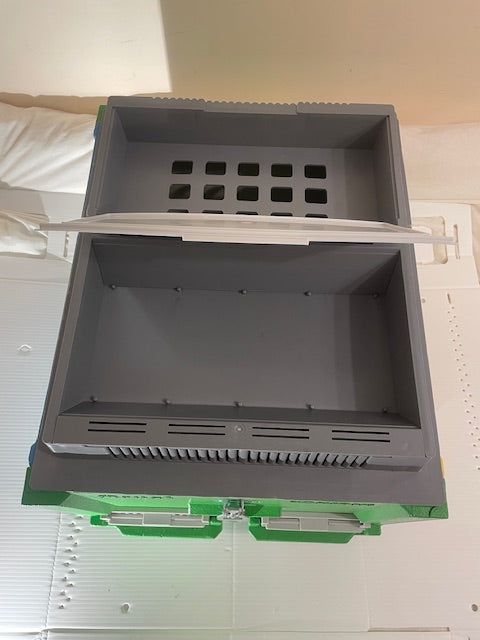 Excellent thermal insulation properties.  Durable and Light, UV resistent paint.  Weatherproof and moisture resistant.  Repels insects and rodents.  Konigin Polyurethane hive kit.  Insulated hive