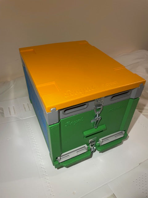Excellent thermal insulation properties.  Durable and Light, UV resistent paint.  Weatherproof and moisture resistant.  Repels insects and rodents.  Konigin Polyurethane hive kit.  Insulated hive