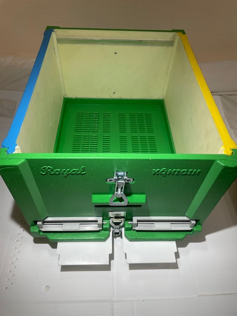 Excellent thermal insulation properties.  Durable and Light, UV resistent paint.  Weatherproof and moisture resistant.  Repels insects and rodents.  Konigin Polyurethane hive kit.  Insulated hive