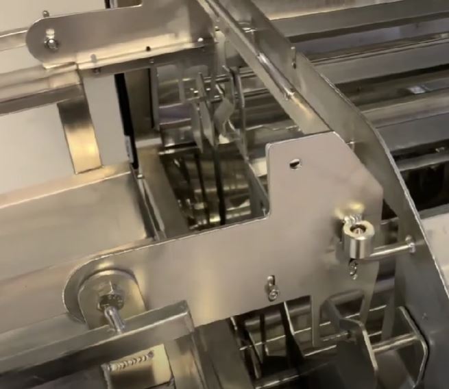 This demonstrates the bridge between the infeed table and the horizontal extractor